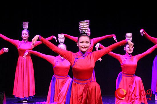 內(nèi)蒙古藝術(shù)學(xué)院舞蹈演員表演的群舞《祝?！防_了“草原之聲”演出的帷幕。